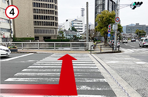 「江戸町通り」にぶつかるので、左折し交差点を渡ります。